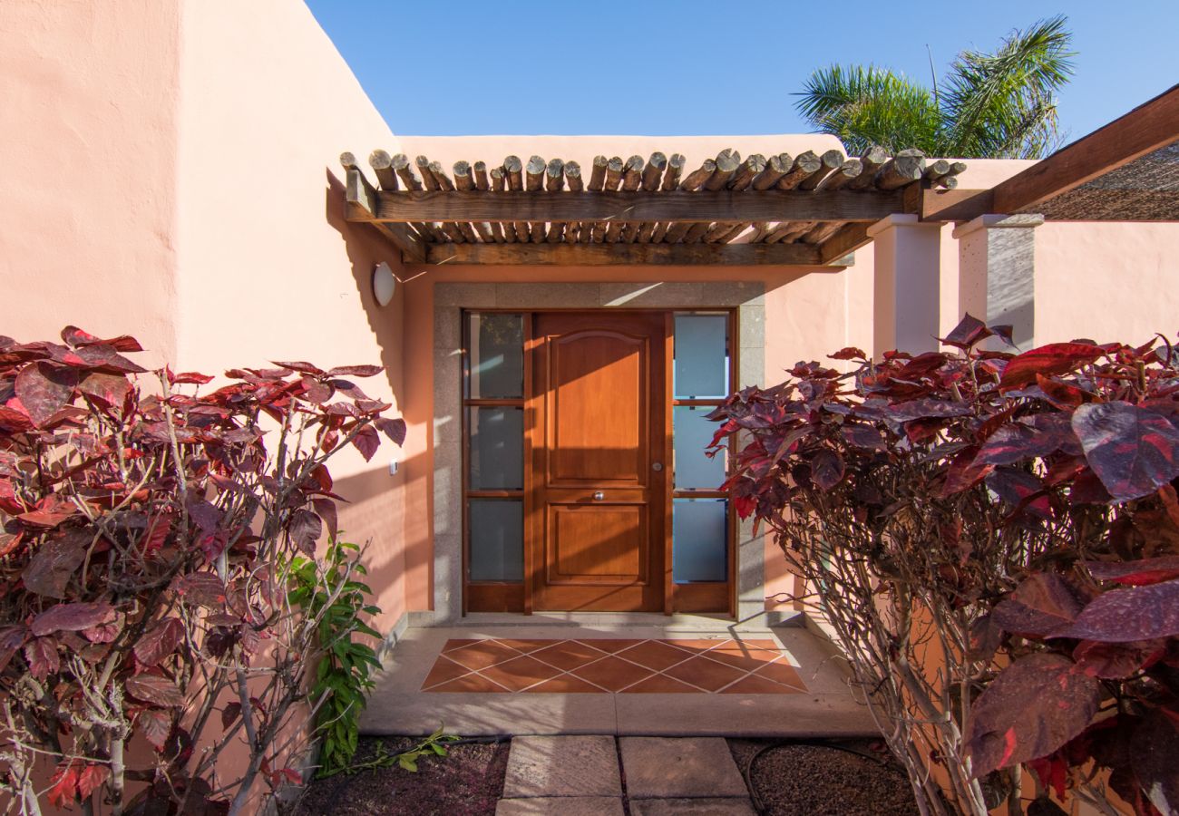 Villa à San Bartolomé de Tirajana - HomeForGuest Salobre Villa, 5PAX, WIFI, POOL, GREAT VIEWS