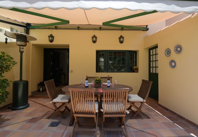 Maison à Santa Brígida - House with cozy garden BBQ and free parking 