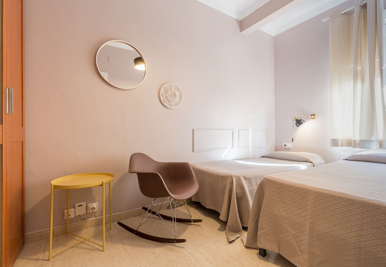 stanza esterna con due letti singoli nell'appartamento plaza españa Barcellona