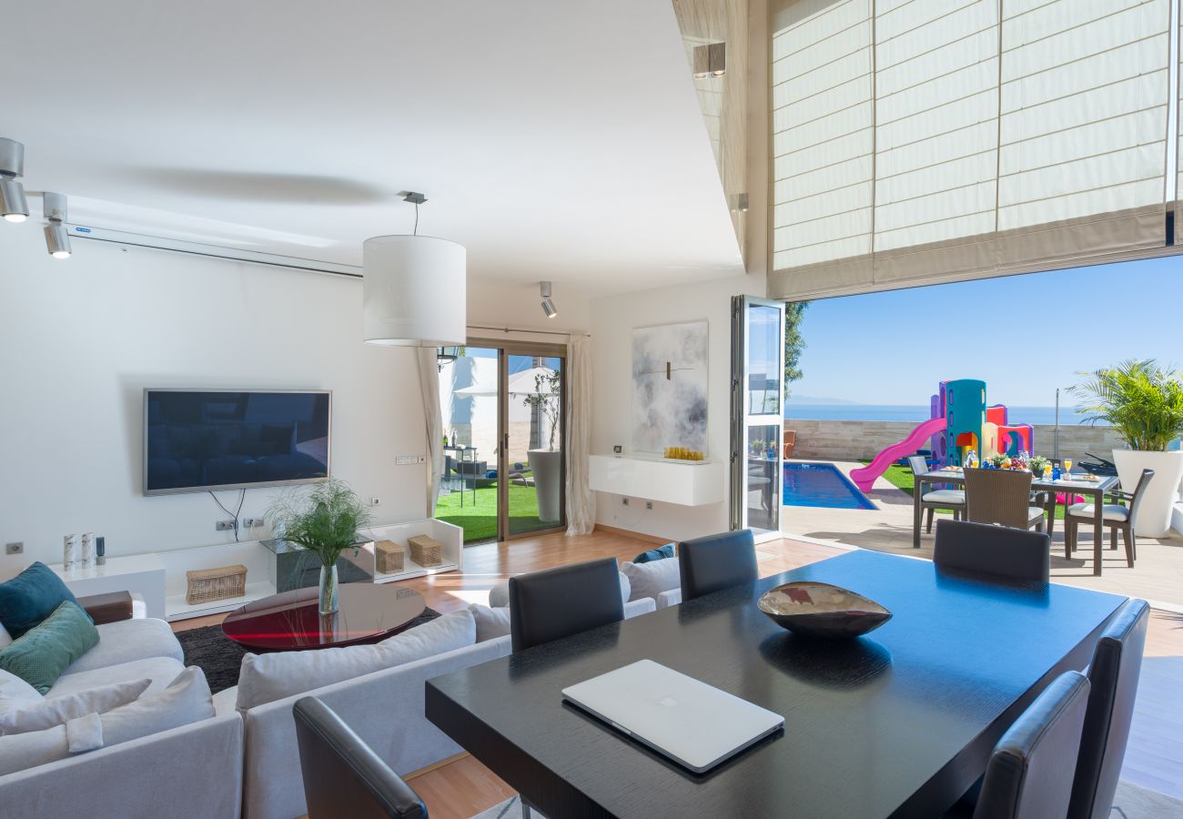 Villa a Tenerife - Villa with Sea Views, Pool, Gym, Cinema & ProAudio - HomeForGuest