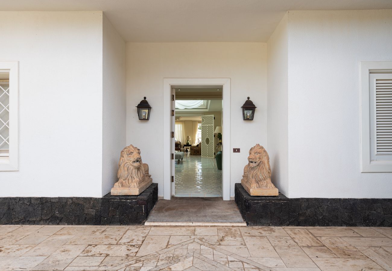 Villetta a San Bartolomé de Tirajana - Espectacular villa con piscina privada, jacuzzi, pista de padel, barbacoa y a pocos pasos de la playa de Maspalomas