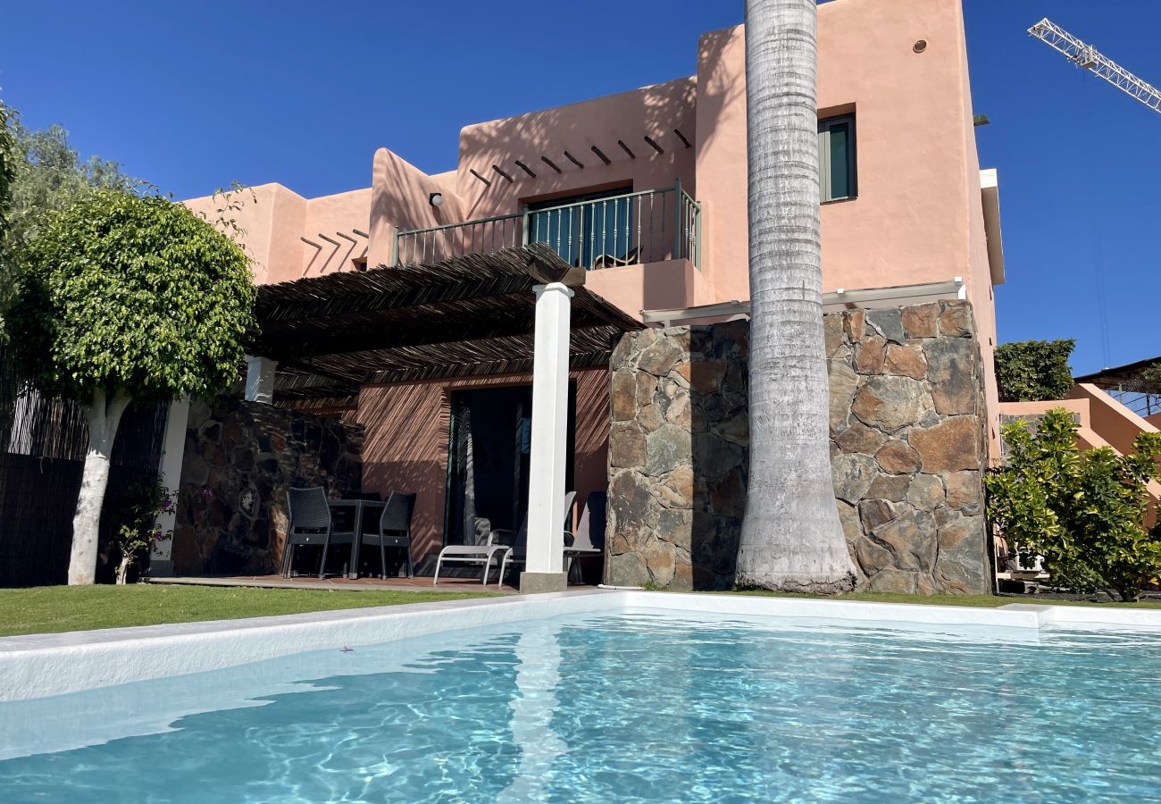 Villa a San Bartolomé de Tirajana - HomeForGuest Villa a Salobre Golf 5 con piscina privata e vista sul campo da golf