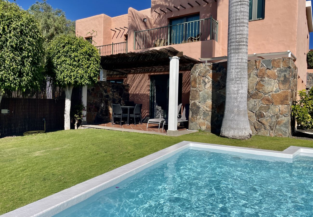 Villa a San Bartolomé de Tirajana - HomeForGuest Villa a Salobre Golf 5 con piscina privata e vista sul campo da golf