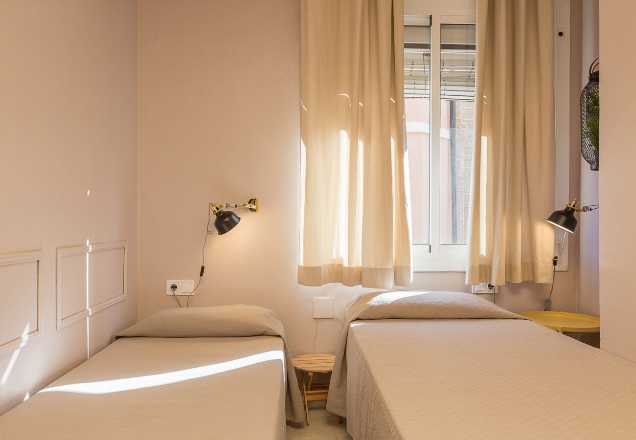 room with two single beds in plaza españa barcelona