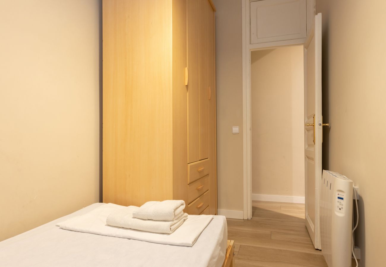 Apartment in Barcelona - CALABRIA, large, comfortable flat ideal for families or groups in Eixample, Barcelona center.