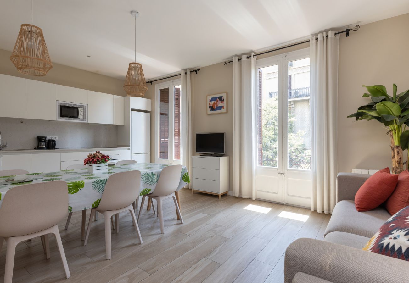 Apartment in Barcelona - CALABRIA, large, comfortable flat ideal for families or groups in Eixample, Barcelona center.