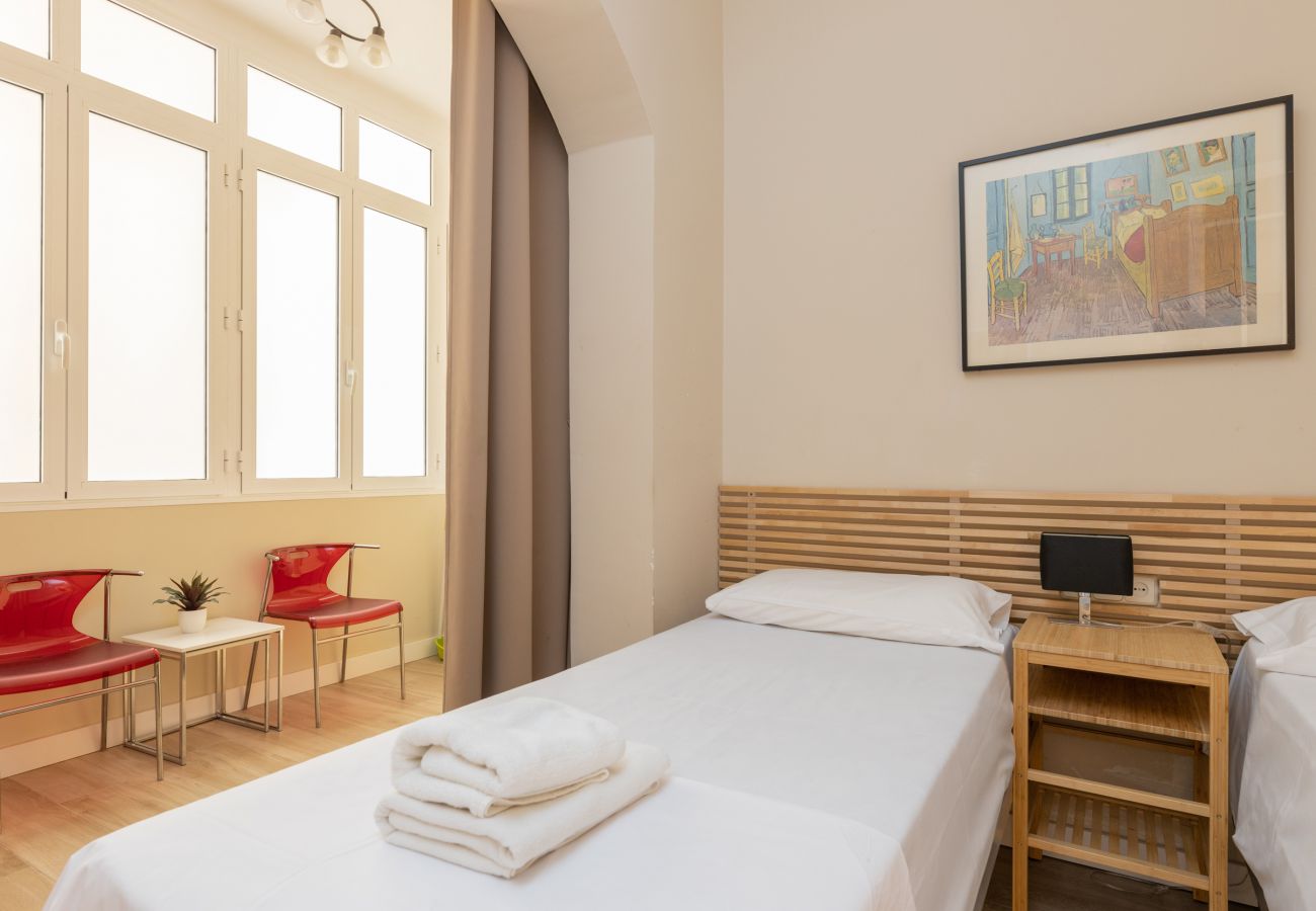 Apartment in Barcelona - CALABRIA, large, comfortable flat ideal for families or groups in Eixample, Barcelona center.