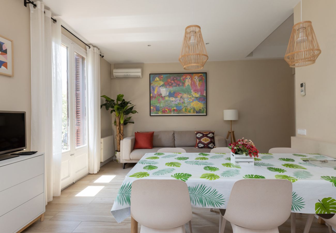 Apartment in Barcelona - CALABRIA, large, comfortable flat ideal for families or groups in Eixample, Barcelona center.