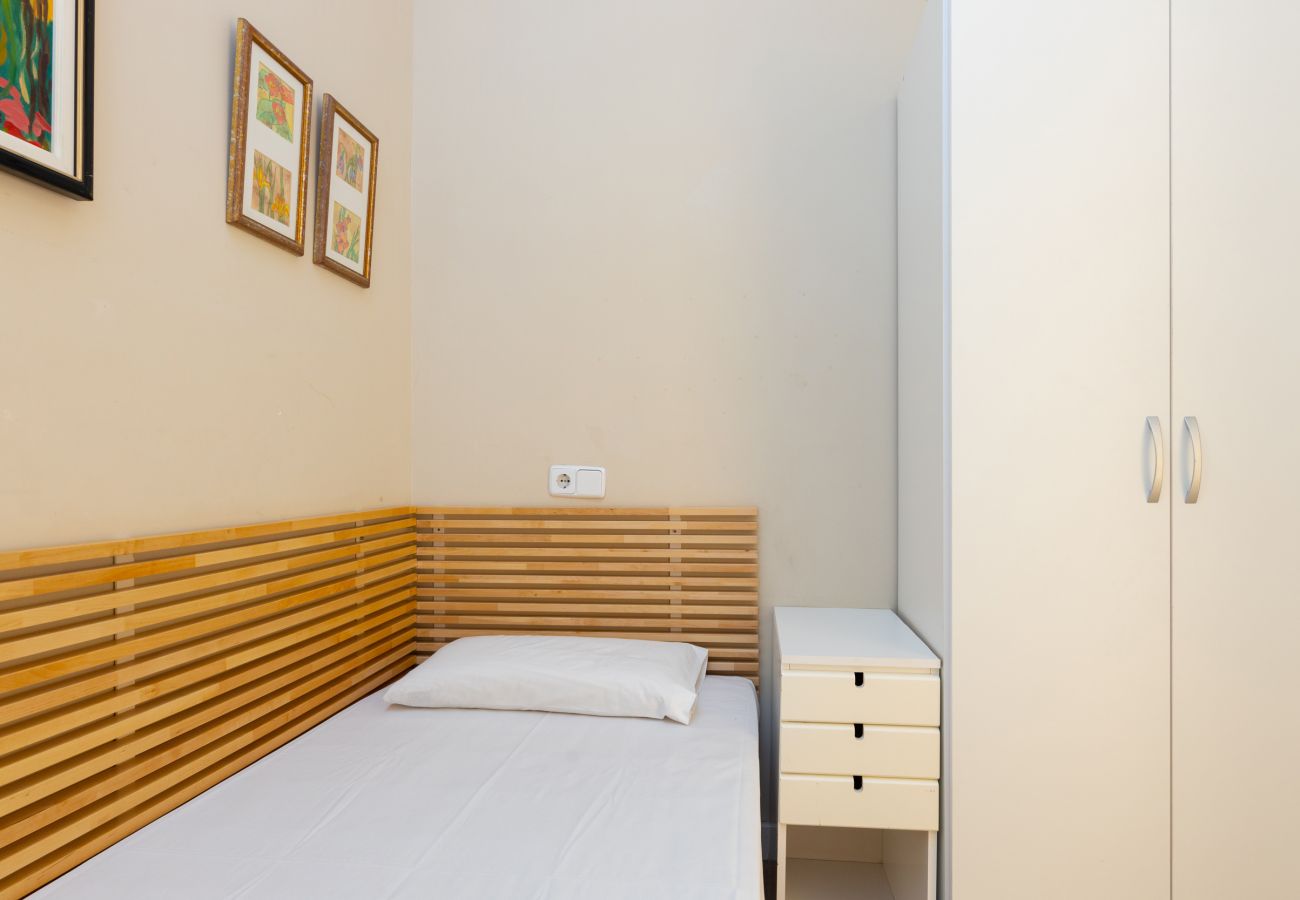 Apartment in Barcelona - CALABRIA, large, comfortable flat ideal for families or groups in Eixample, Barcelona center.