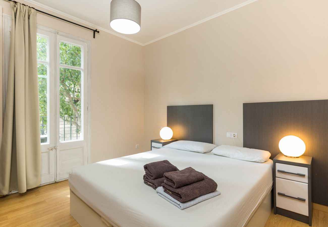 Apartment in Barcelona - Family CIUTADELLA PARK, 4 bedrooms large flat in Barcelona center.