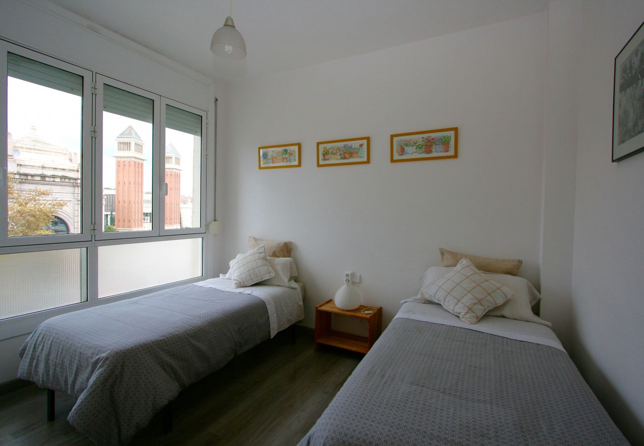 Apartment in Barcelona - PLAZA ESPAÑA DELUXE & FIRA, nice, cute ,large and sunny light flat for rent by days in Barcelona, Plaza España.