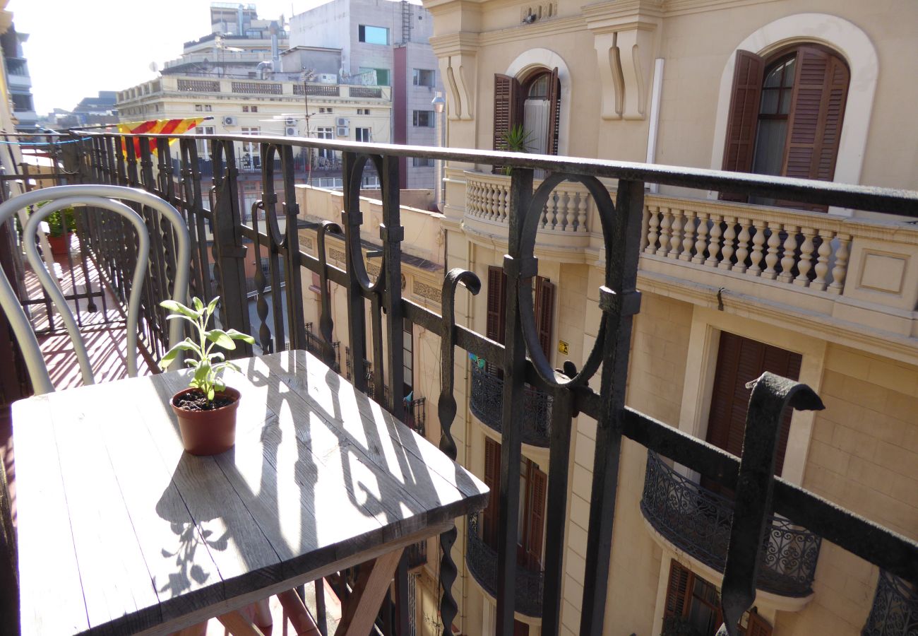 Apartment in Barcelona - Restored, stylish and sunny light apartment for rent in Barcelona center, Gracia.