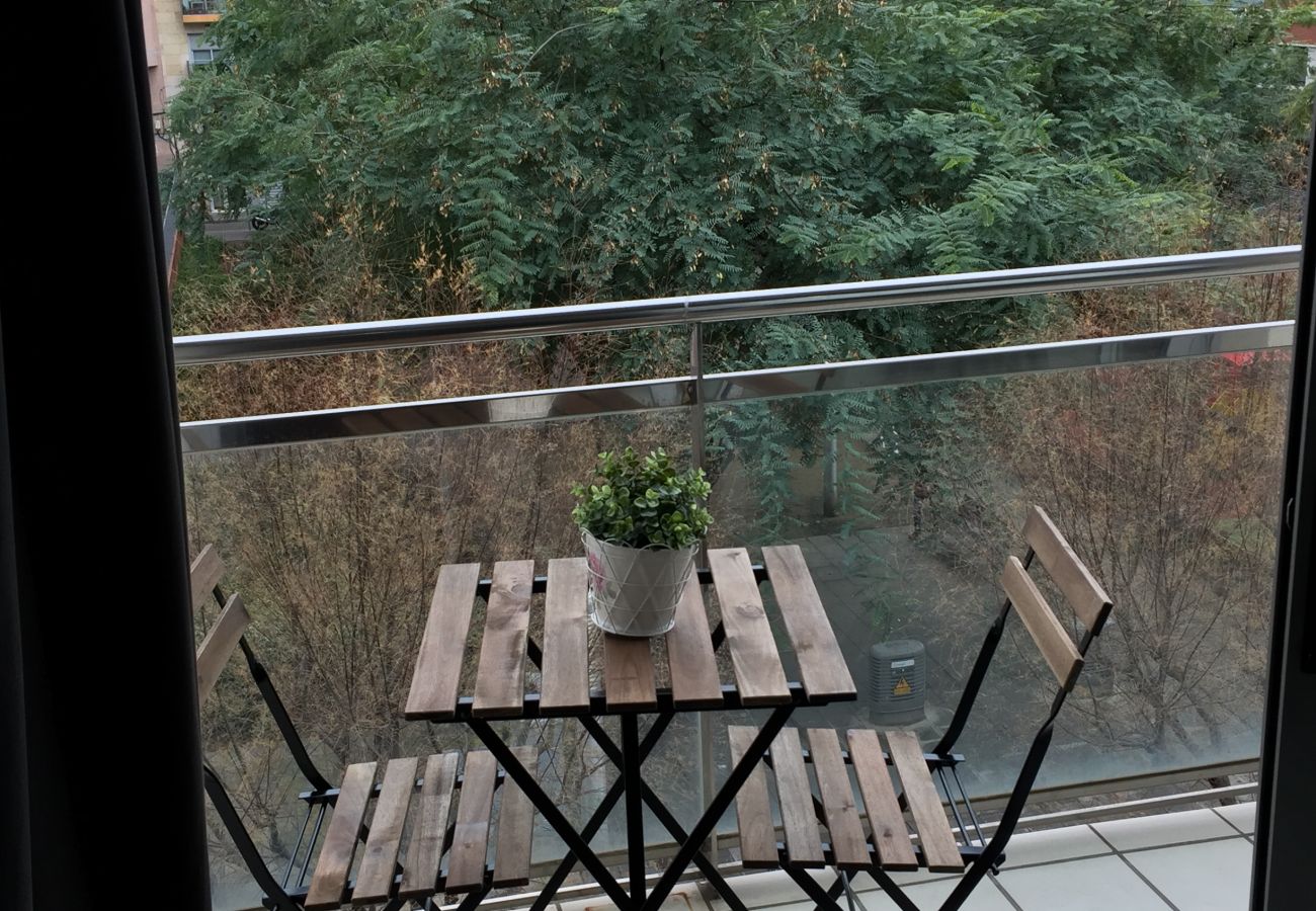 Apartment in Hospitalet de Llobregat - LA FIRA, 4 bedrooms apartment very nice, lightly and quiet close to La Fira in Hospitalet, Barcelona