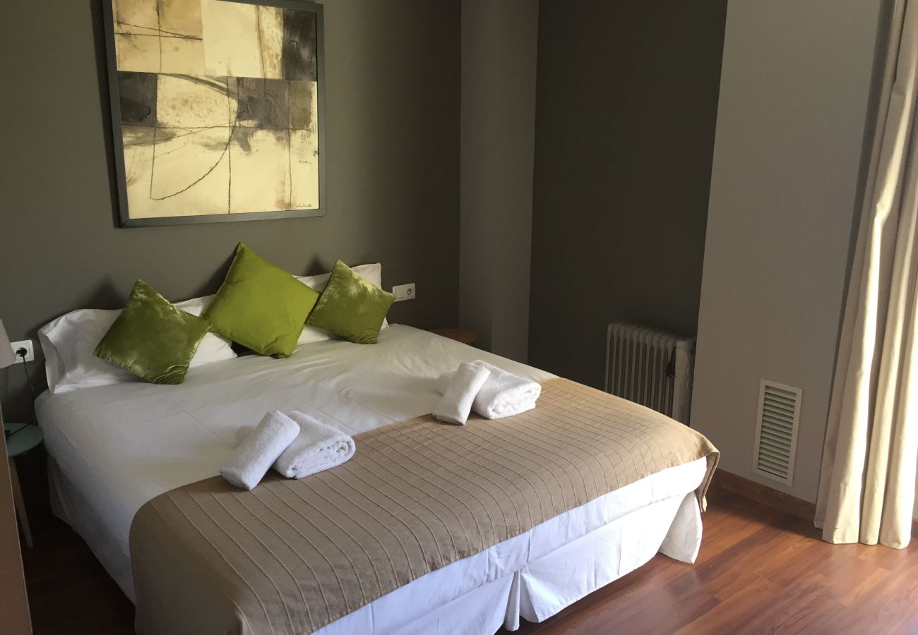 Apartment in Hospitalet de Llobregat - LA FIRA, 4 bedrooms apartment very nice, lightly and quiet close to La Fira in Hospitalet, Barcelona
