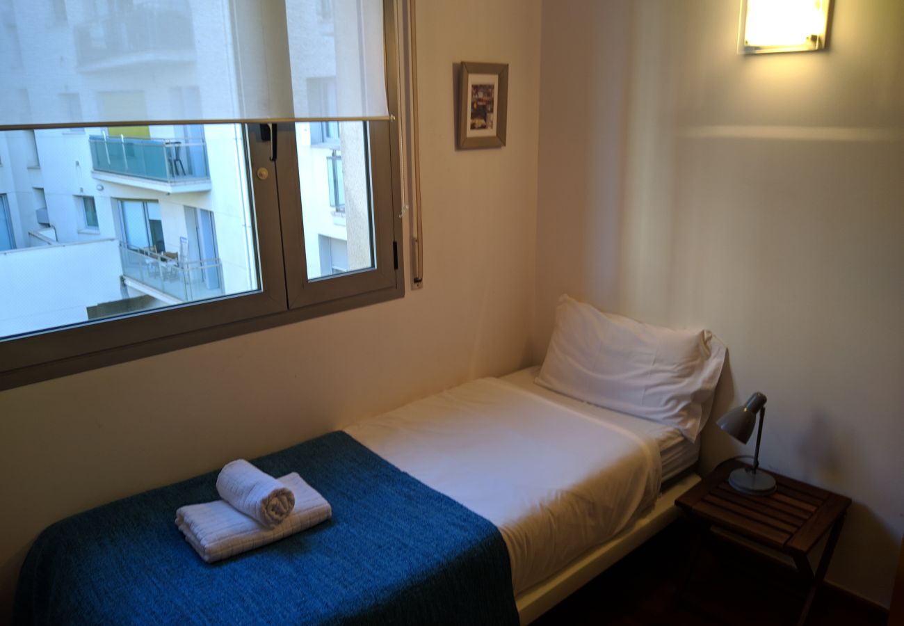 Apartment in Hospitalet de Llobregat - LA FIRA, 4 bedrooms apartment very nice, lightly and quiet close to La Fira in Hospitalet, Barcelona