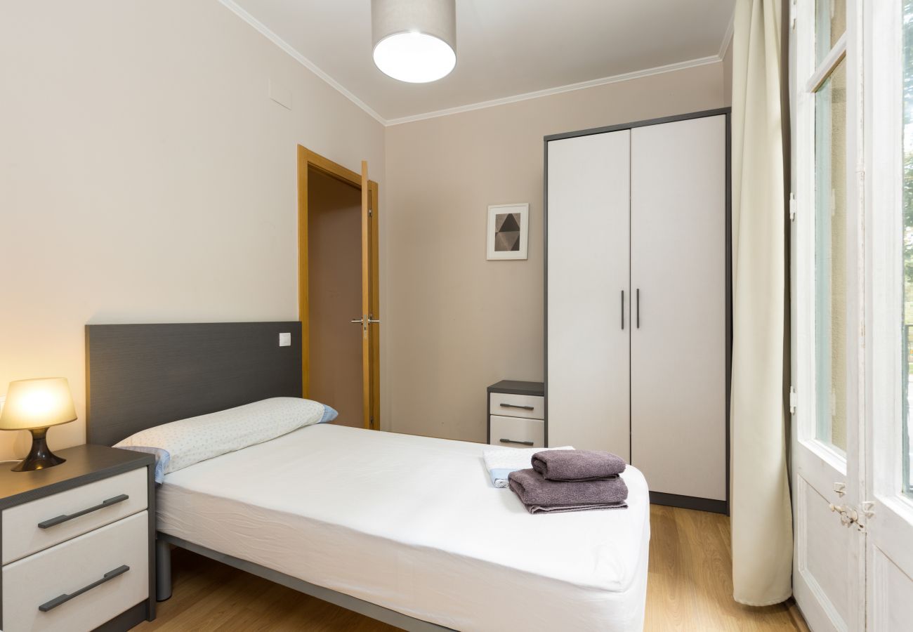 Apartment in Barcelona - Family CIUTADELLA PARK vacation rental apartment in Barcelona for families or groups