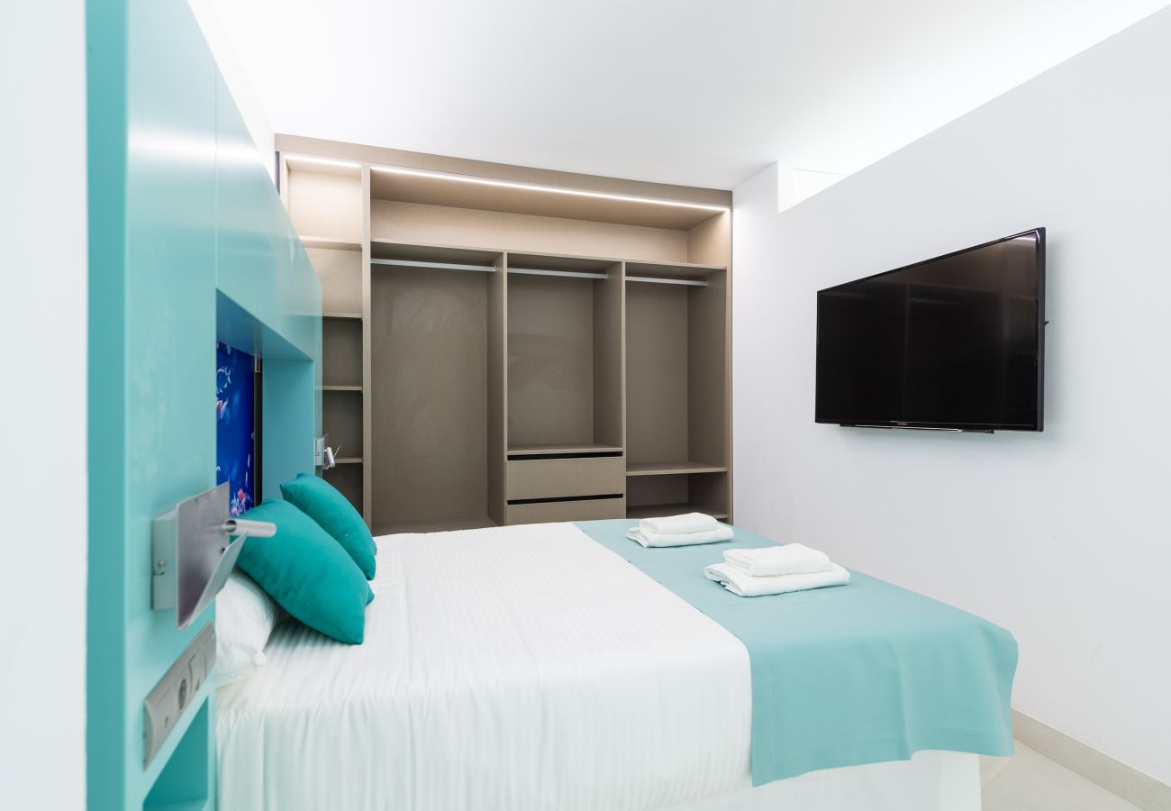 Completely renovated bedroom Edificio Edison Las Palmas.