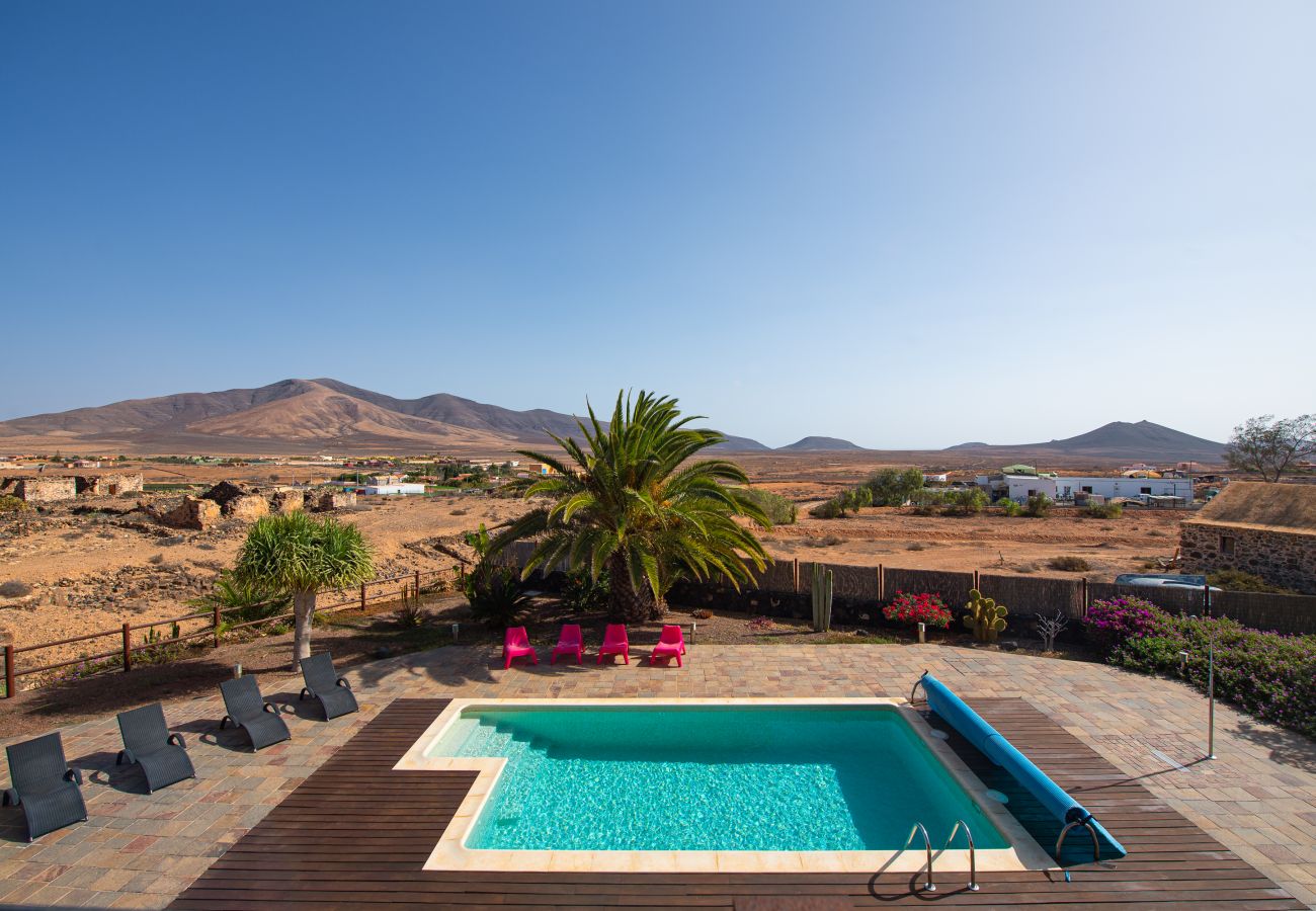 Villa in Antigua - Fuerteventura - HomeForGuest Casa Altanntes: Heated Pool, 4000m² garden - HomeForGuest 