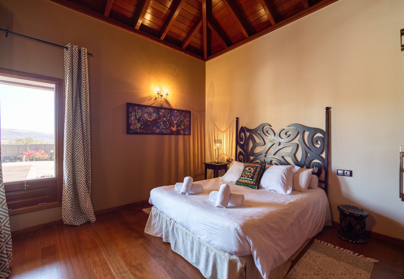 Villa in Antigua - Fuerteventura - HomeForGuest Casa Altanntes: Heated Pool, 4000m² garden - HomeForGuest 