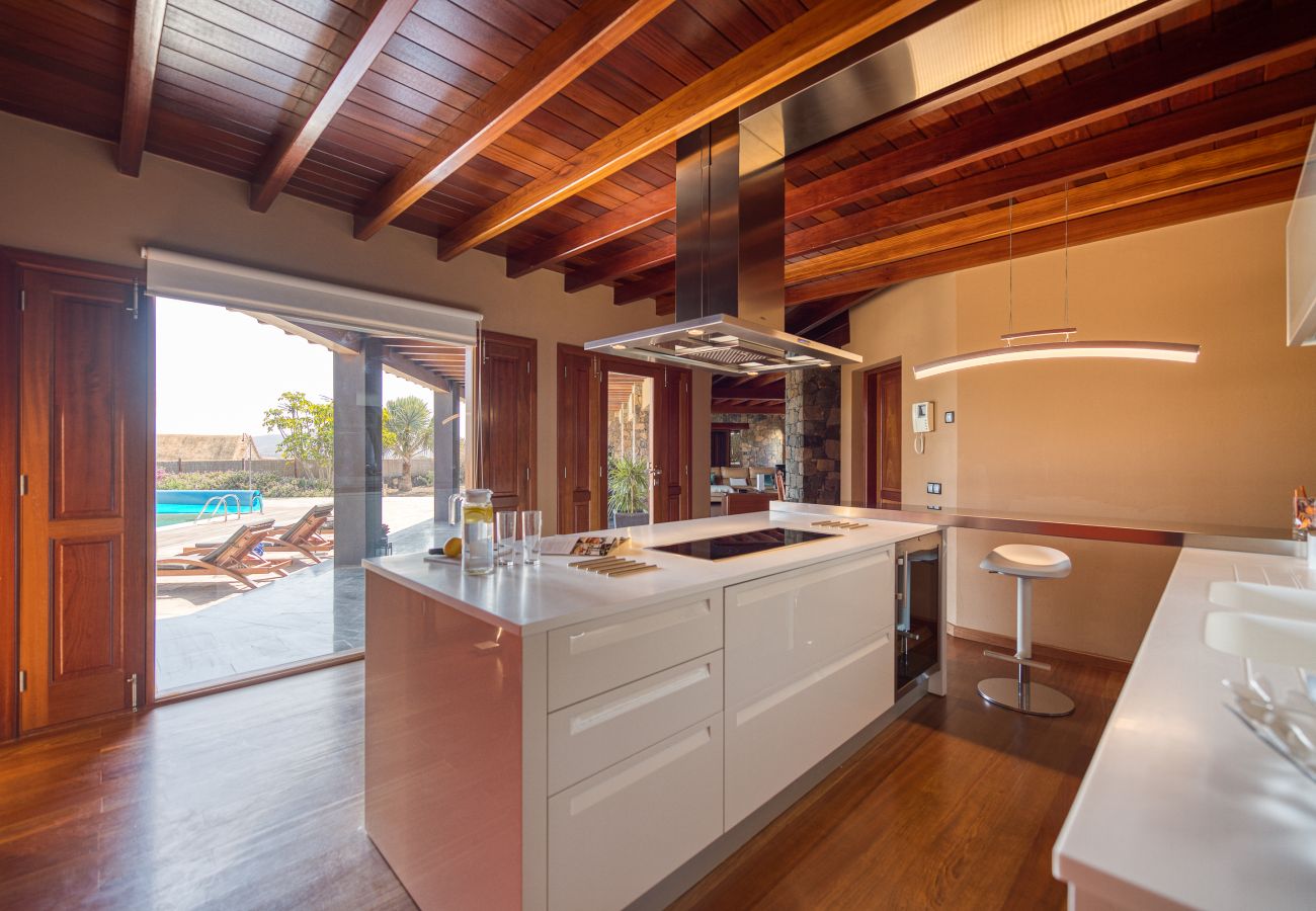 Villa in Antigua - Fuerteventura - HomeForGuest Casa Altanntes: Heated Pool, 4000m² garden - HomeForGuest 