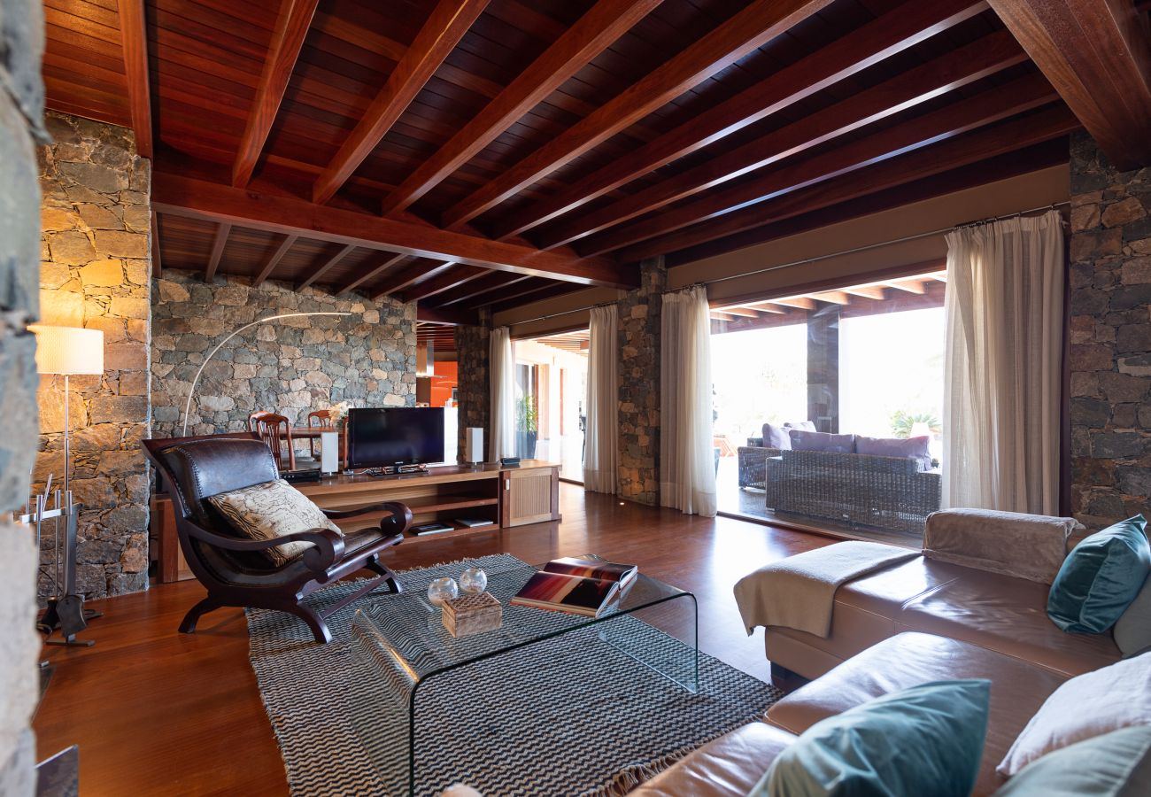 Villa in Antigua - Fuerteventura - HomeForGuest Casa Altanntes: Heated Pool, 4000m² garden - HomeForGuest 