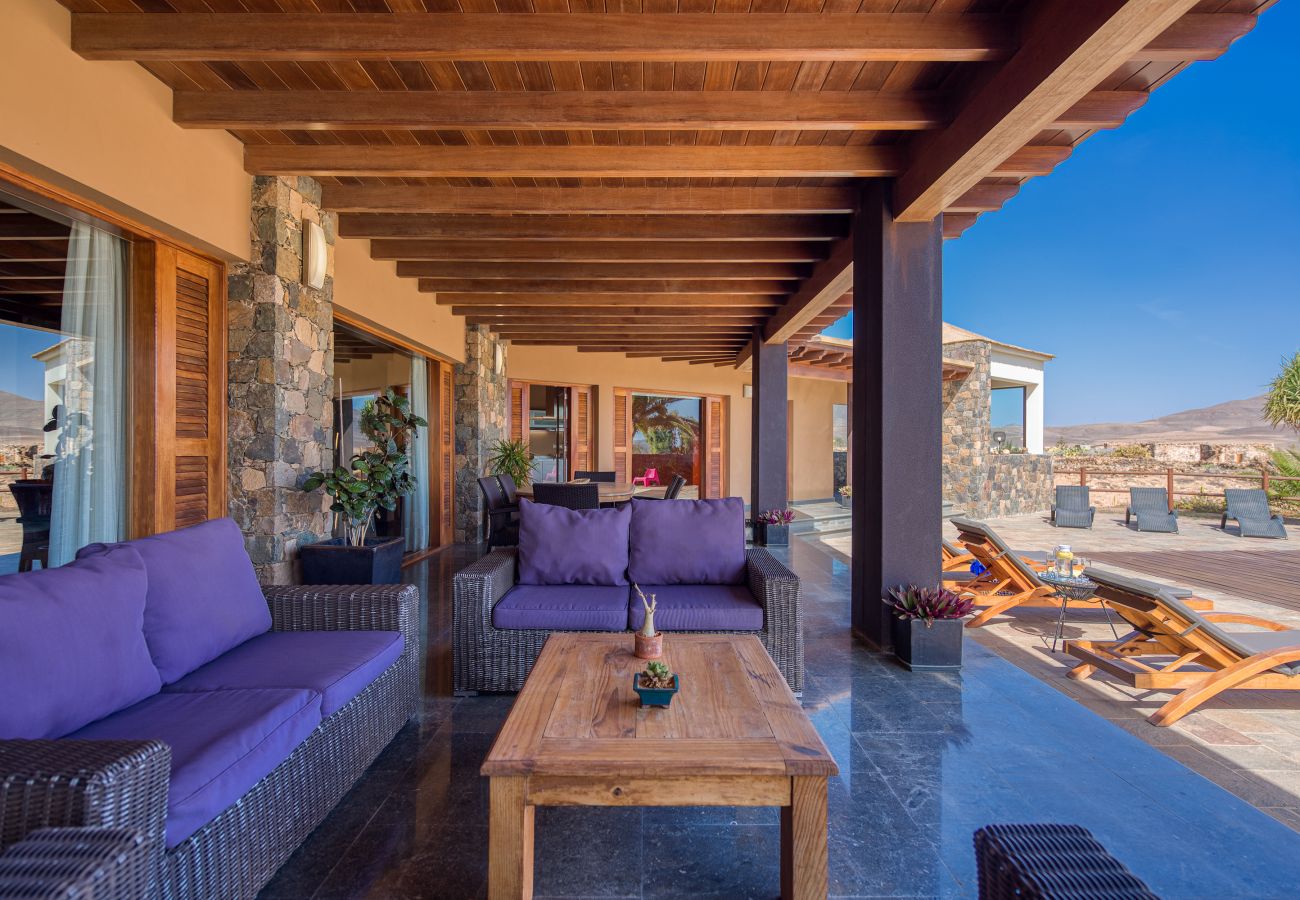 Villa in Antigua - Fuerteventura - HomeForGuest Casa Altanntes: Heated Pool, 4000m² garden - HomeForGuest 