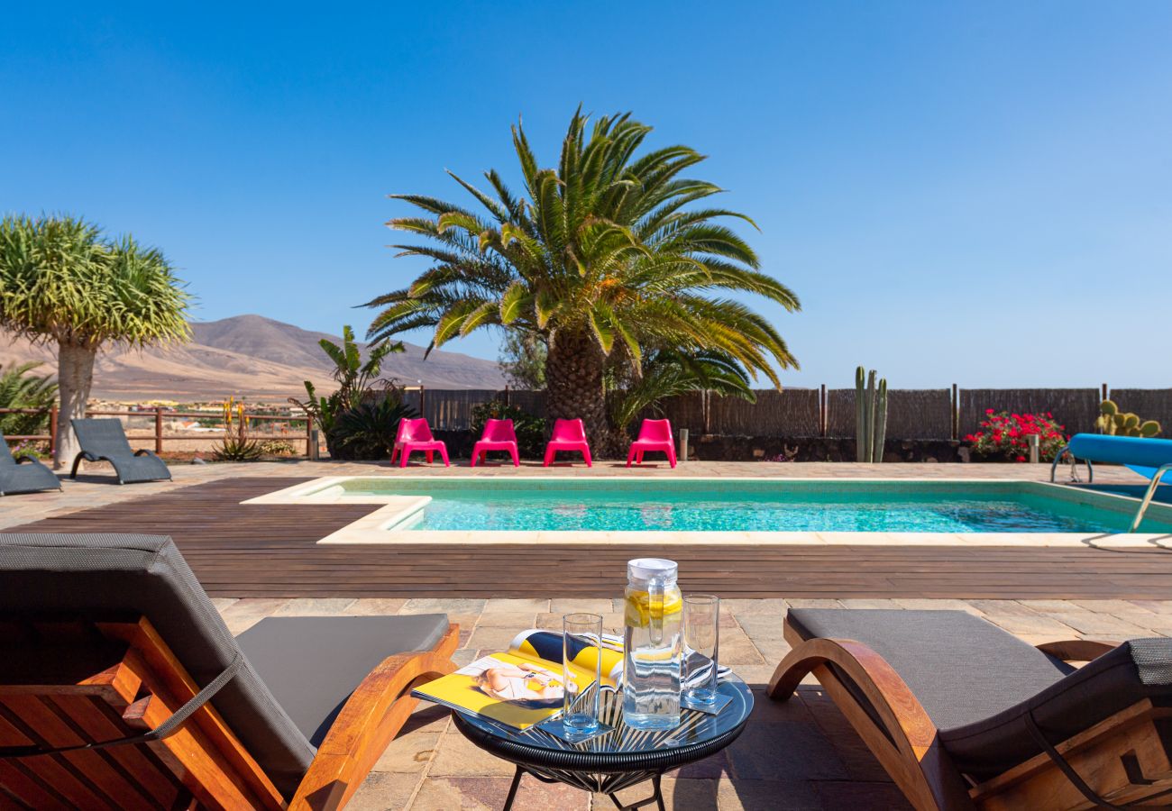 Villa in Antigua - Fuerteventura - HomeForGuest Casa Altanntes: Heated Pool, 4000m² garden - HomeForGuest 
