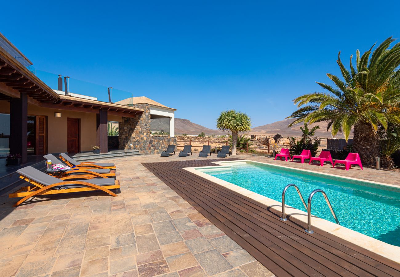 Villa in Antigua - Fuerteventura - HomeForGuest Casa Altanntes: Heated Pool, 4000m² garden - HomeForGuest 