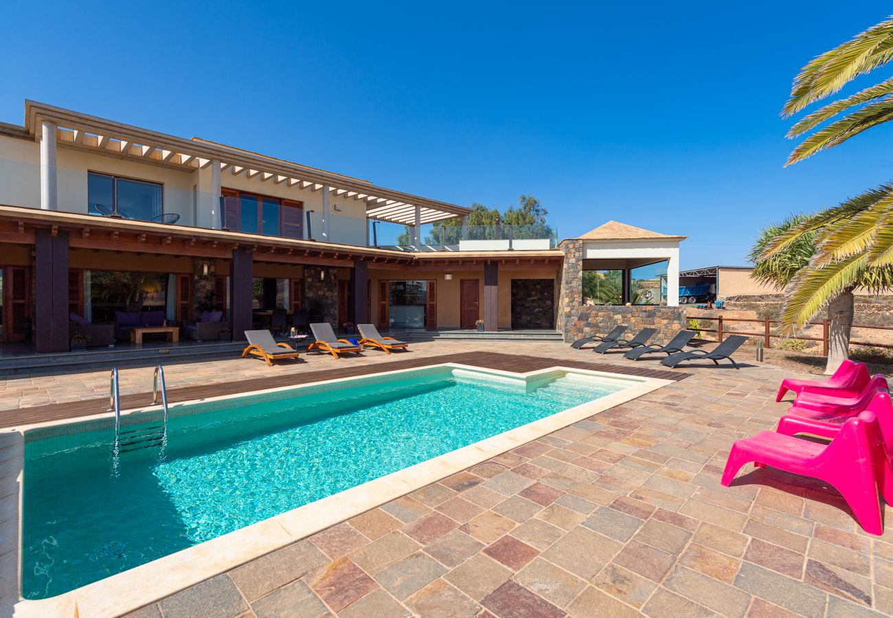 Villa in Antigua - Fuerteventura - HomeForGuest Casa Altanntes: Heated Pool, 4000m² garden - HomeForGuest 