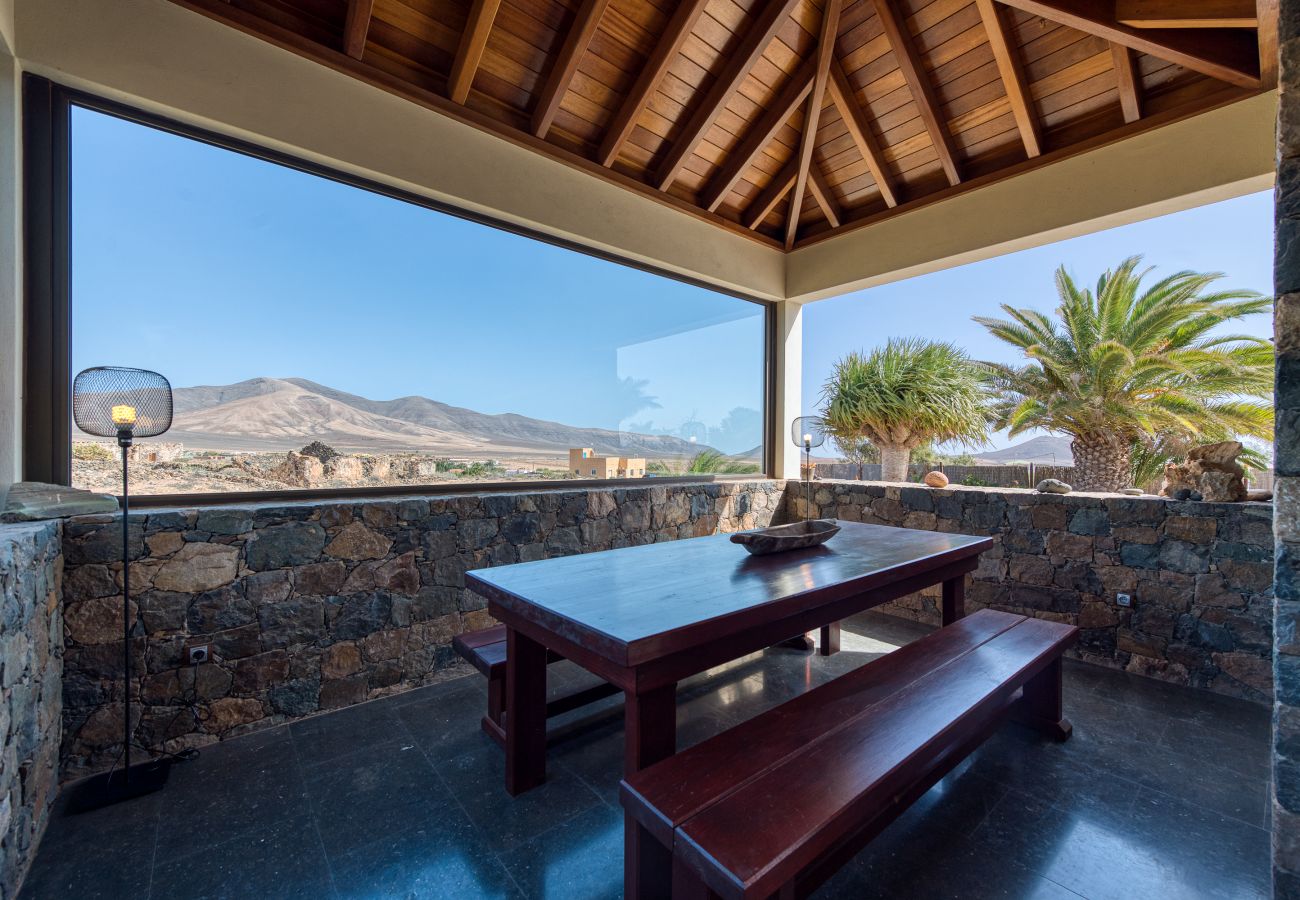 Villa in Antigua - Fuerteventura - HomeForGuest Casa Altanntes: Heated Pool, 4000m² garden - HomeForGuest 