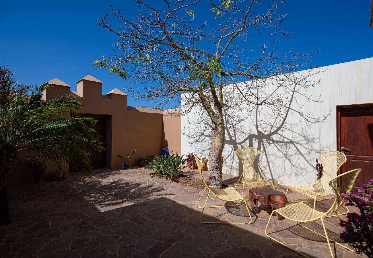 Villa in Antigua - Fuerteventura - HomeForGuest Casa Altanntes: Heated Pool, 4000m² garden - HomeForGuest 