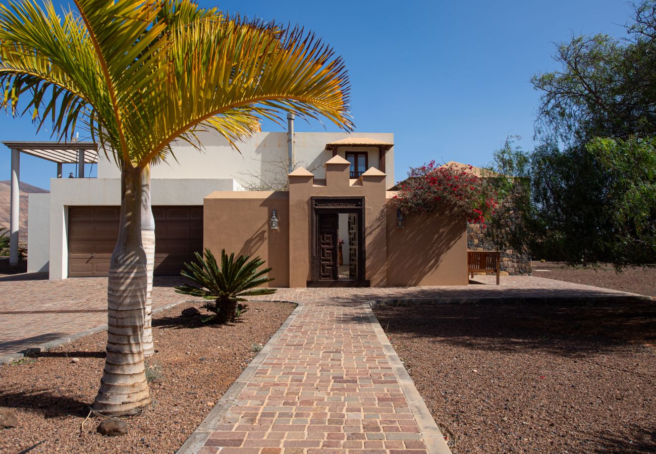 Villa in Antigua - Fuerteventura - HomeForGuest Casa Altanntes: Heated Pool, 4000m² garden - HomeForGuest 