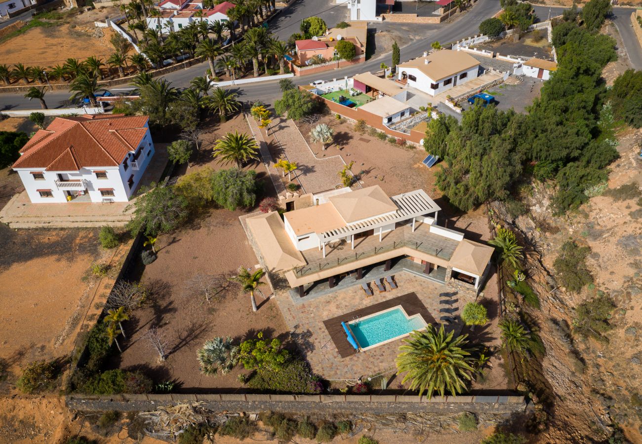 Villa in Antigua - Fuerteventura - HomeForGuest Casa Altanntes: Heated Pool, 4000m² garden - HomeForGuest 