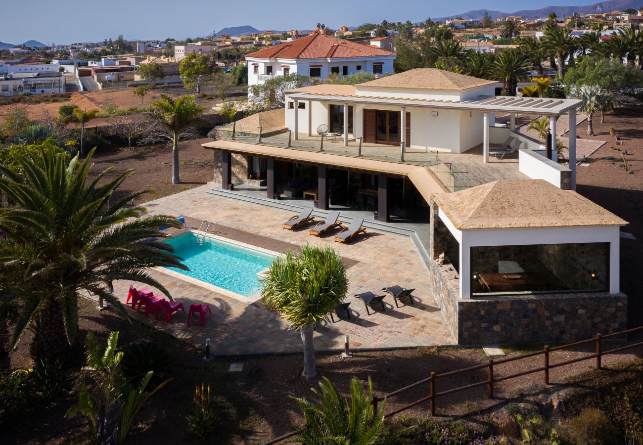 Villa in Antigua - Fuerteventura - HomeForGuest Casa Altanntes: Heated Pool, 4000m² garden - HomeForGuest 
