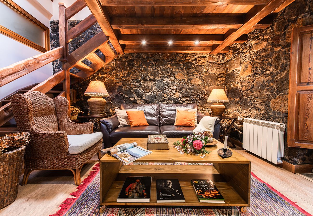 Apartment in Tacoronte - HomeForGuest Cosy rural flat El Romero with large gardens