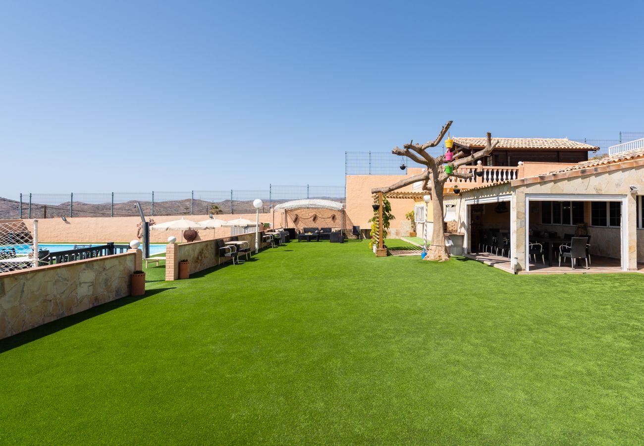 Chalet in San Bartolomé de Tirajana - Casa Adara, private heated pool