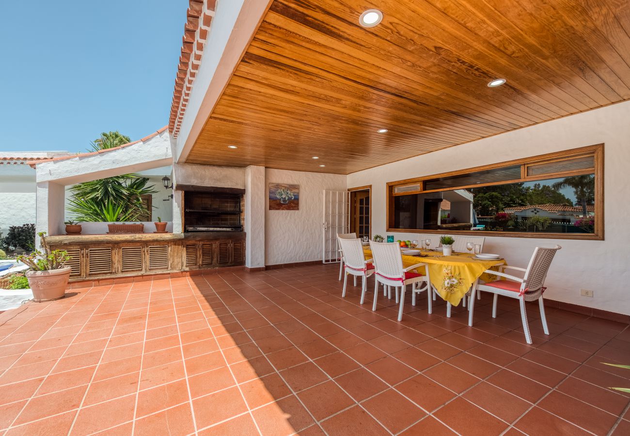 Chalet in San Bartolomé de Tirajana - Exclusive Villa Gran Canaria with large private heated pool ideal for families or groups