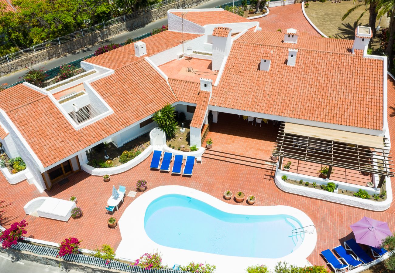 Chalet in San Bartolomé de Tirajana - Exclusive Villa Gran Canaria with large private heated pool ideal for families or groups