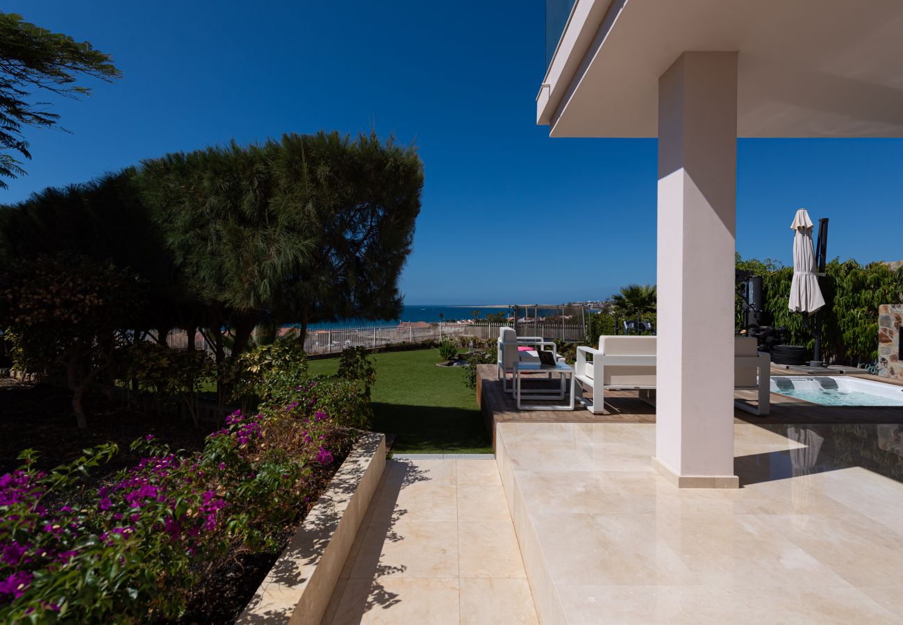 House in Maspalomas - Pool, jacuzzi, games and steps from the beach