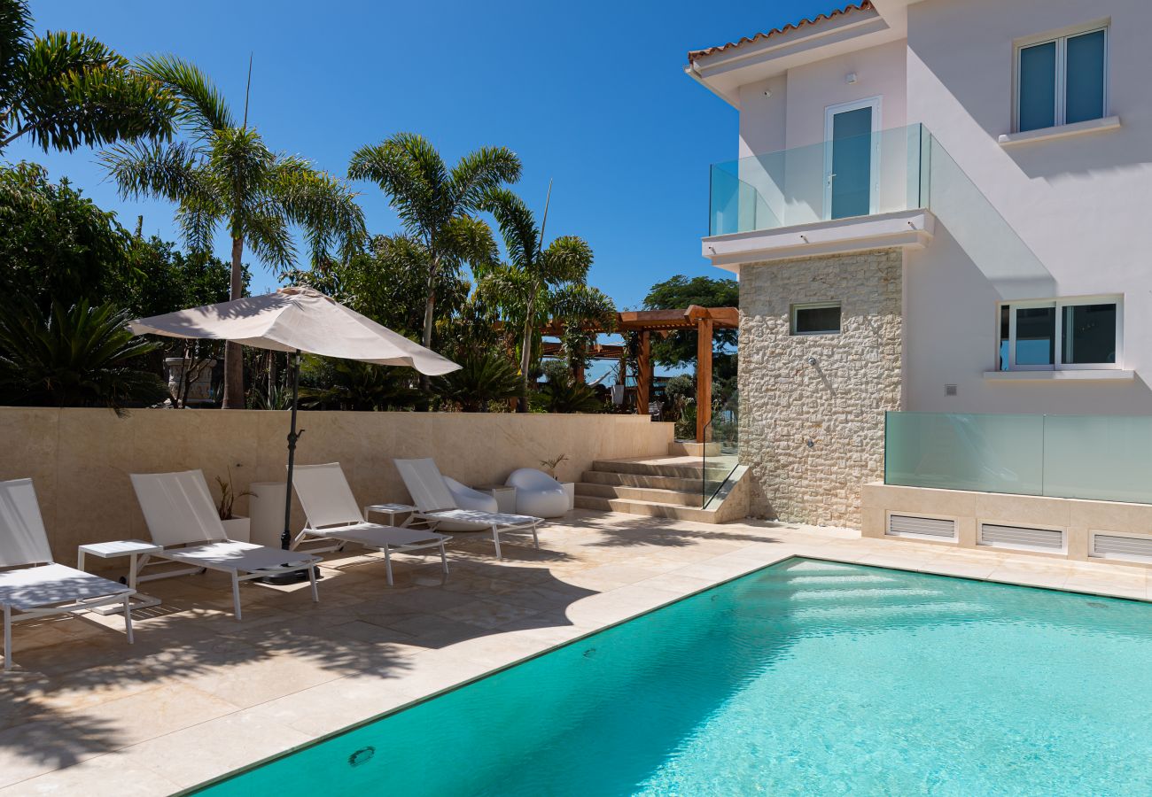 House in Maspalomas - Pool, jacuzzi, games and steps from the beach
