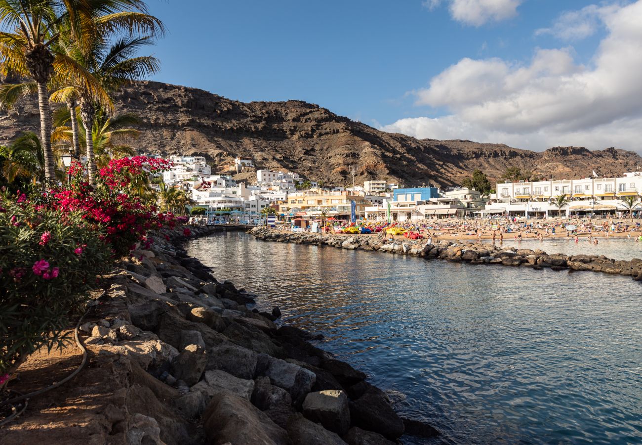 Apartment in Mogán - 20 meters from the beach, terrace, private parking and AC